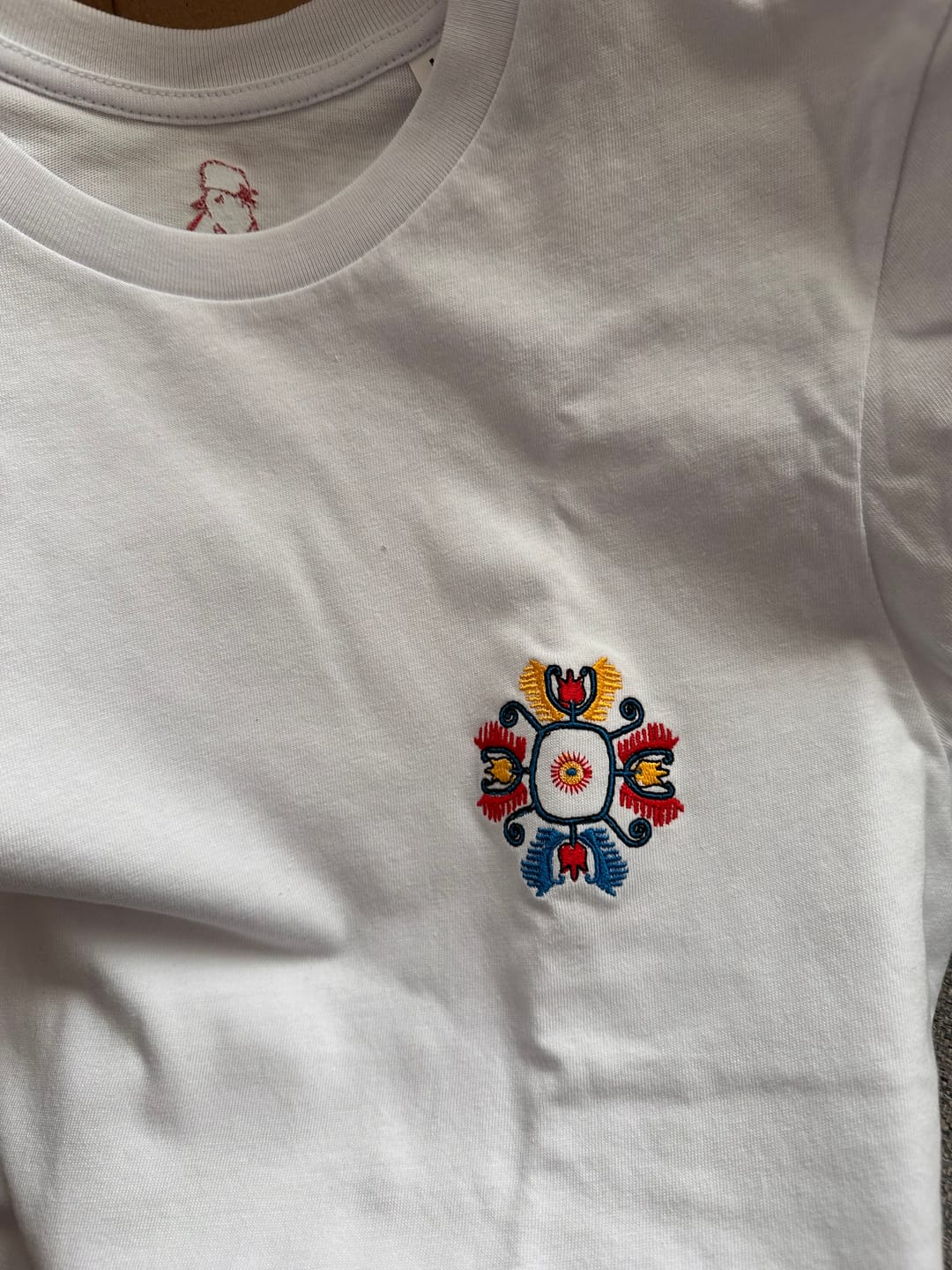 Customer photo review of Дамска тениска с детайл от шевица "Плодородие"