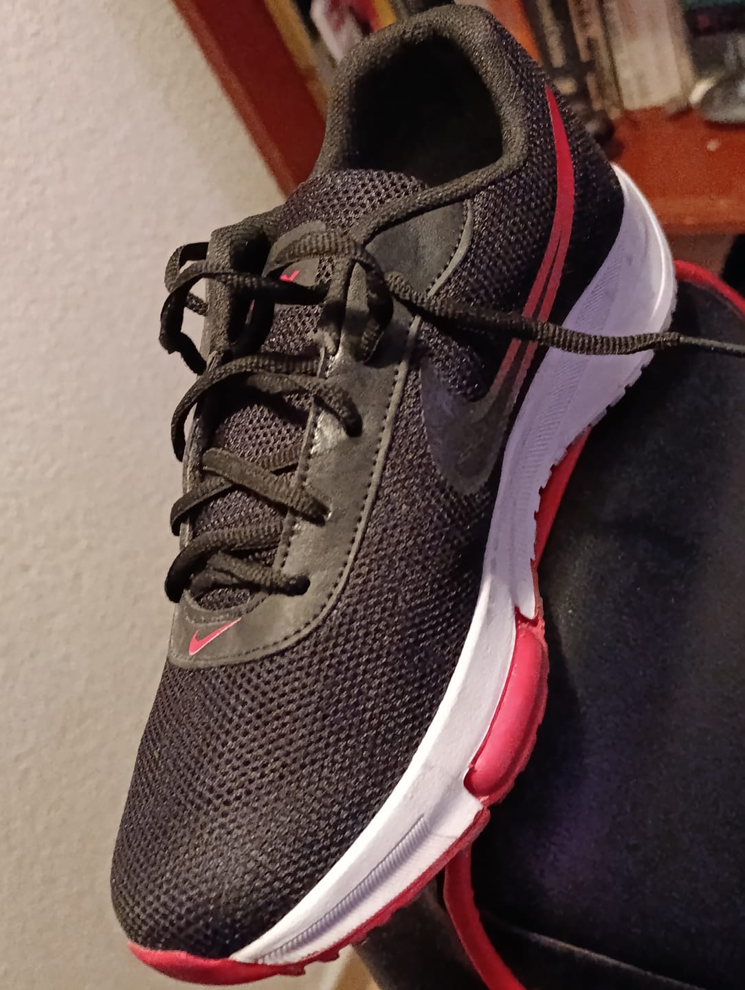 Customer photo review of Tenis 025 Negro Negro Rojo
