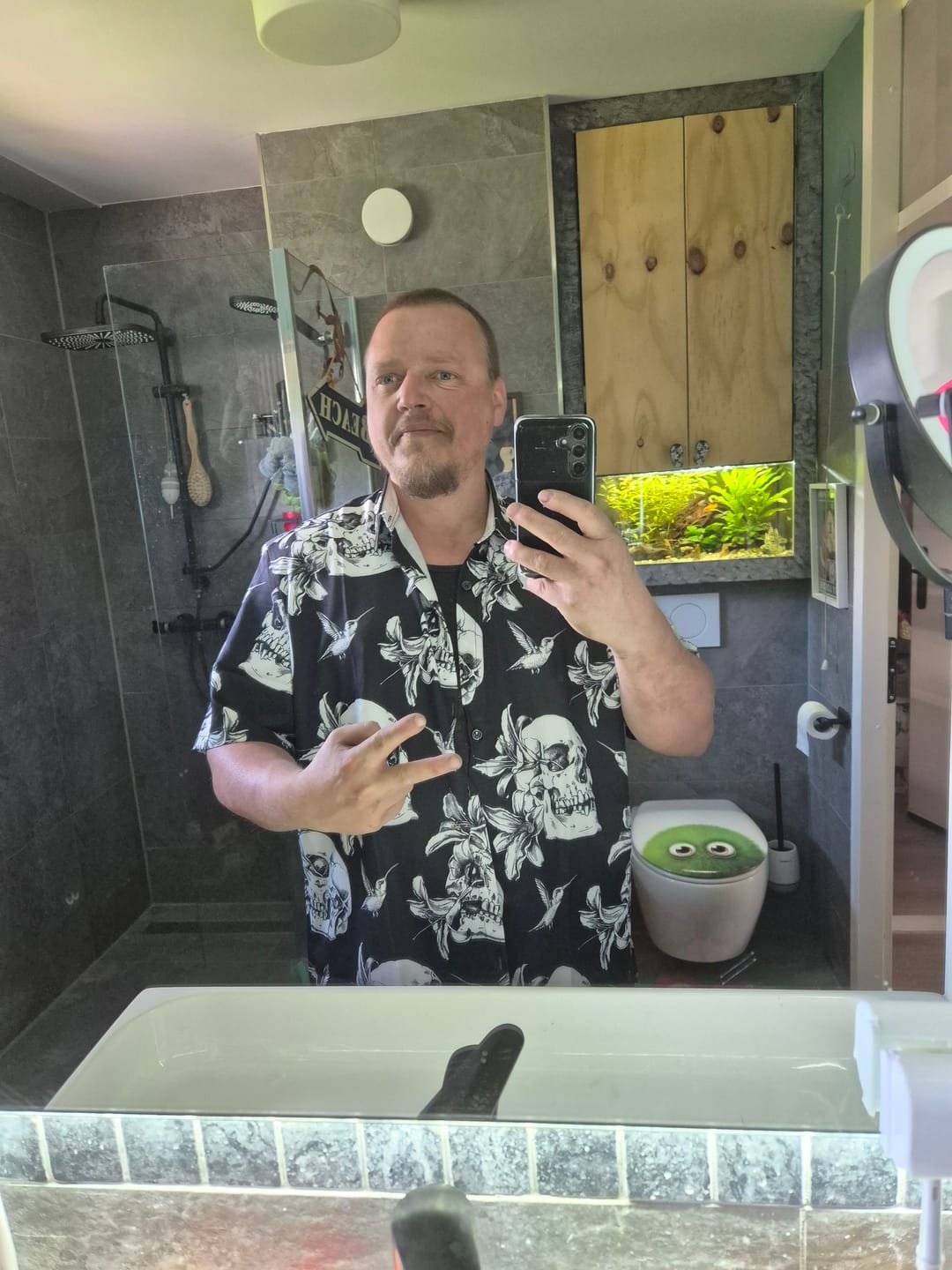 Customer photo review of Herren Kurzarm Hemd mit Totenkopf-Print