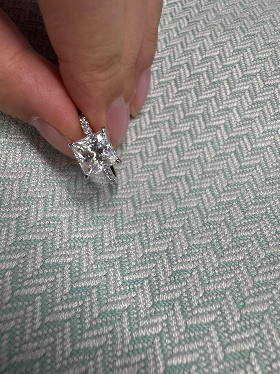 Customer photo review of Rodiffy Moissanite 2.0 Ct ～3.0 Ct Square Princess Cut Bridal Ring