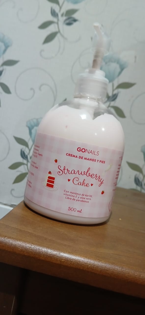 Customer photo review of Crema de Manos y Pies  - Strawberry Cake