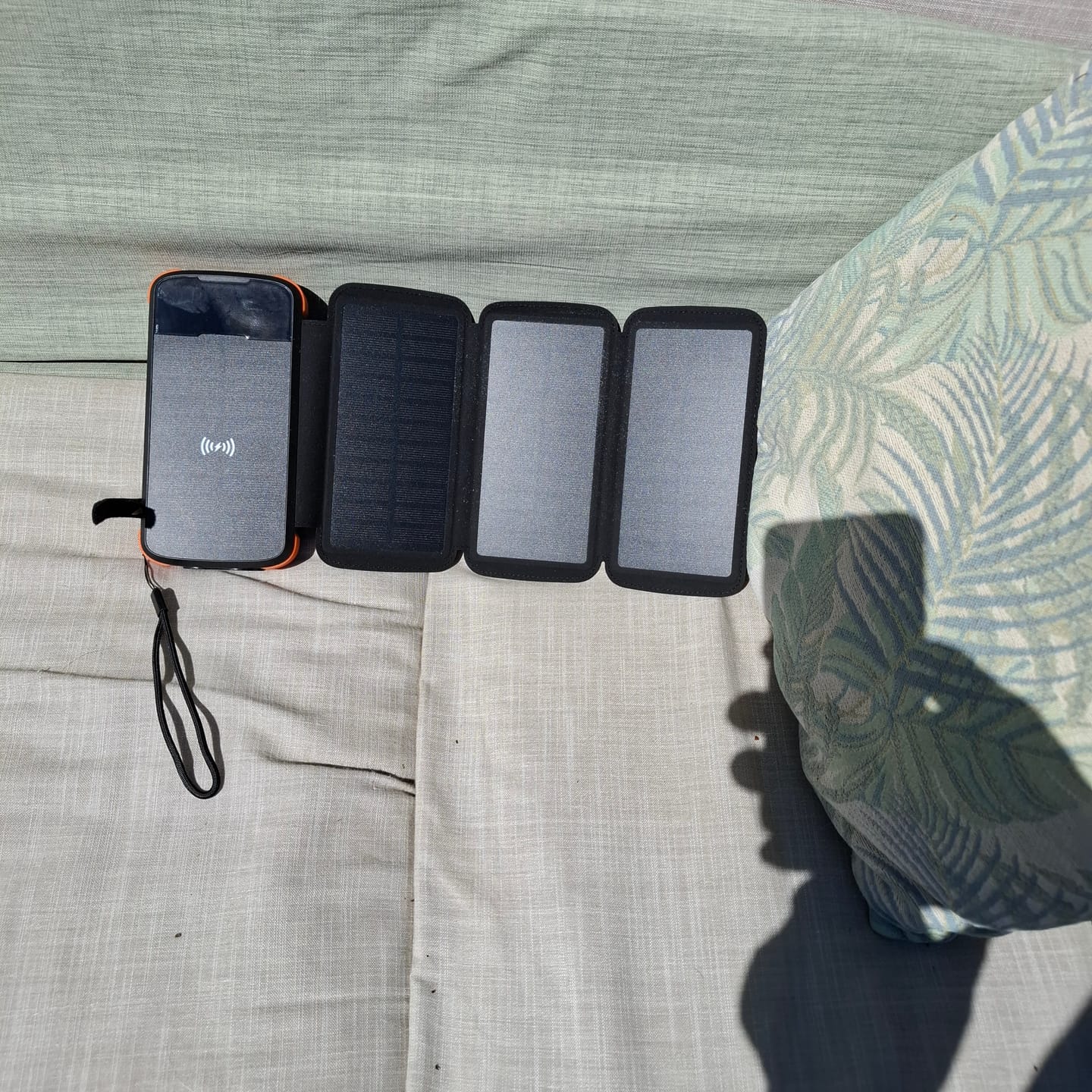 Customer photo review of Siltcon® Draadloze Powerbank 30000 mAh  – 4 Zonnepanelen