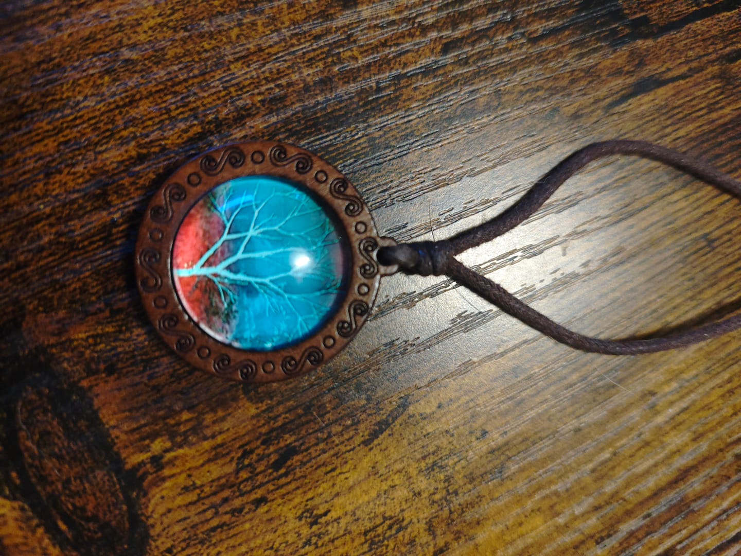 Customer photo review of Lebensbaum Halskette - Holz & Leder