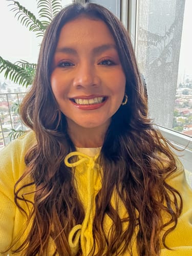 Customer photo review of SWEATER LASSO AMARILLO