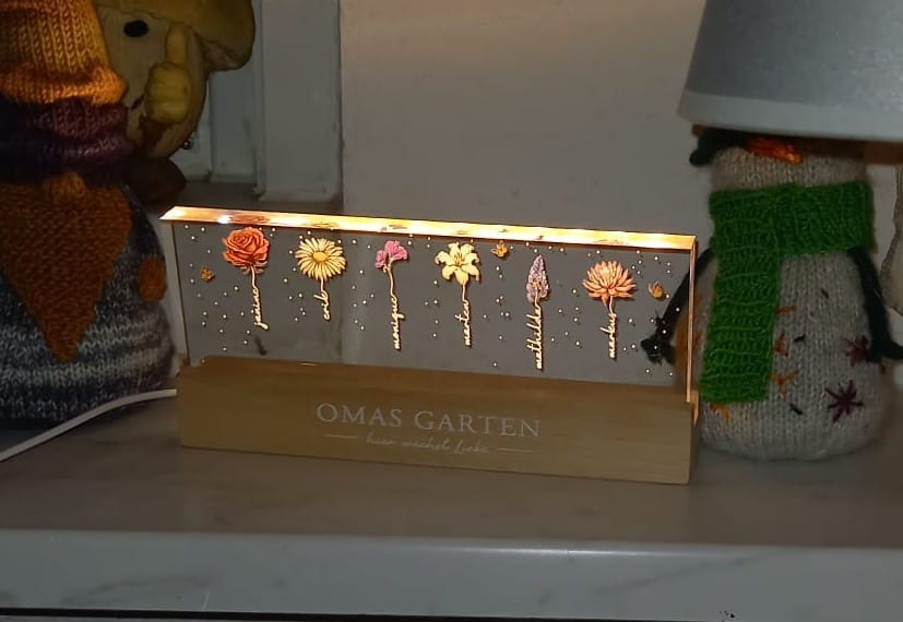 Customer photo review of Omas Garten - Personaliserter LED Aufsteller mit Blumen und Namen
