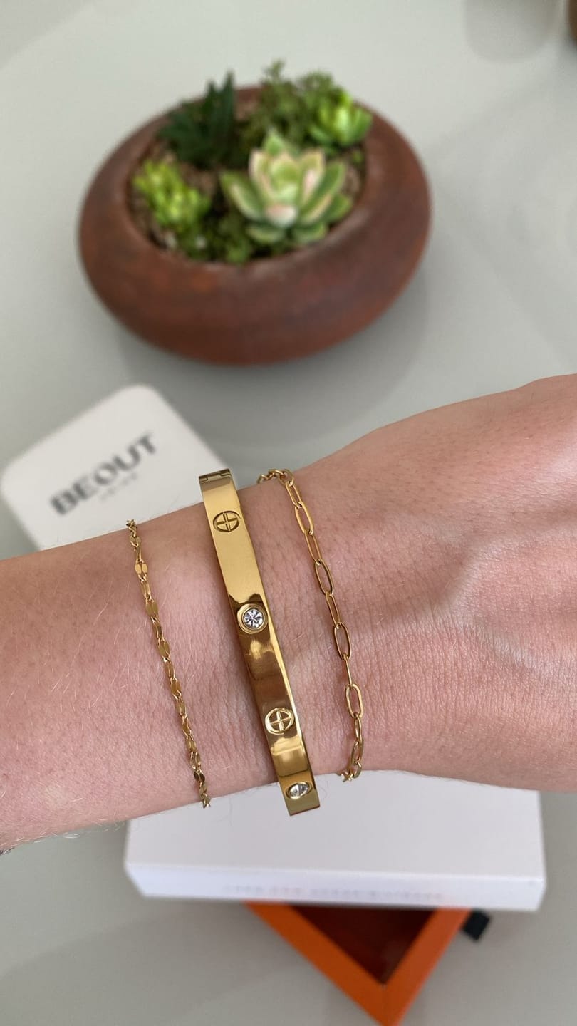 Customer photo review of Pulseira Folhas Douradas Banhada em Ouro 18k