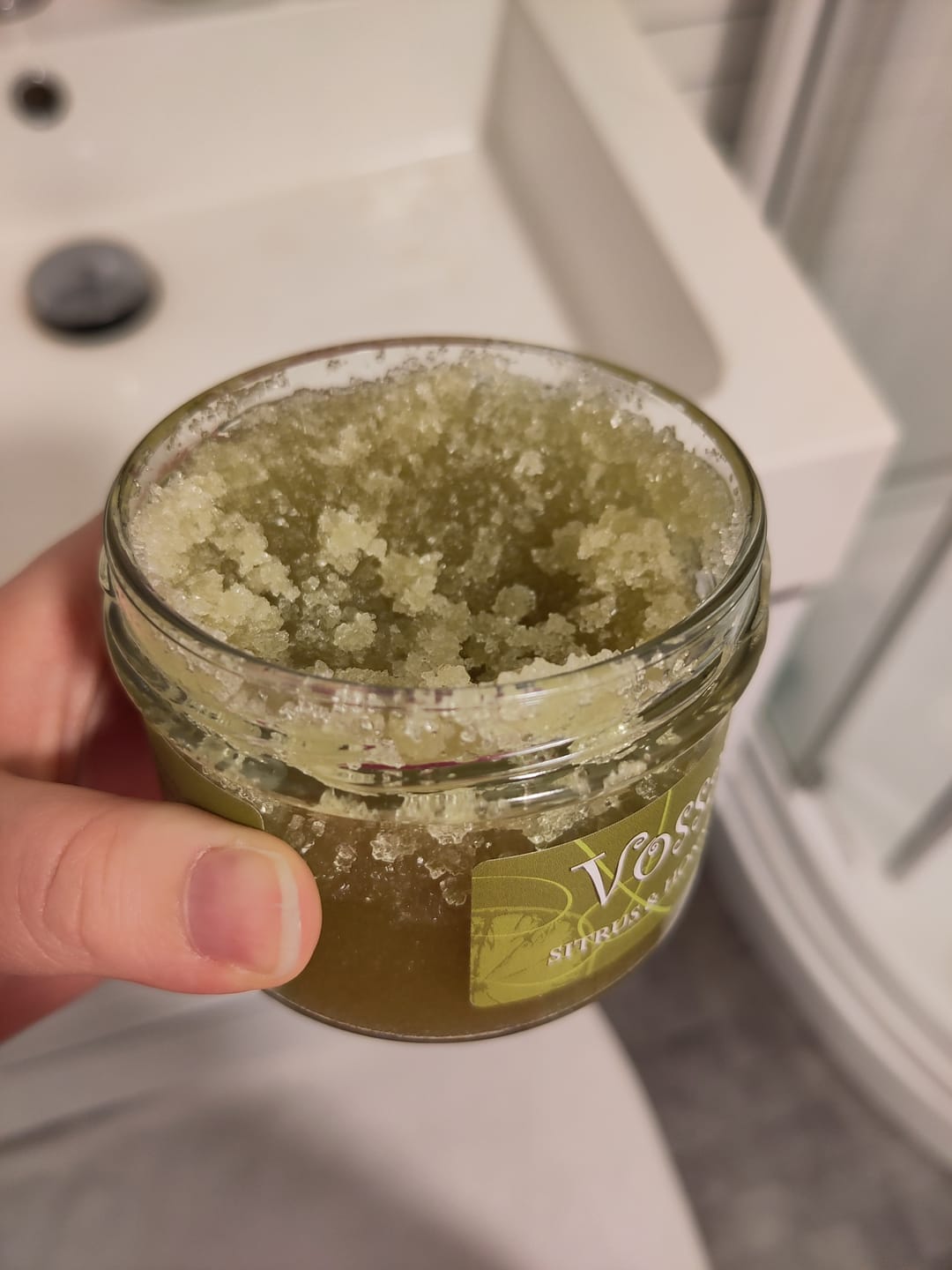 Reseña fotográfica de un cliente sobre el exfoliante corporal de cítricos