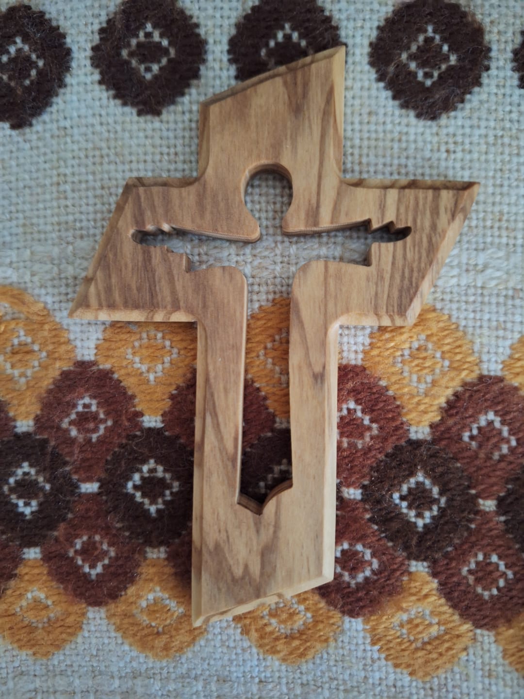 Customer photo review of Olivenholz Wandkreuz mit dem Auferstandenen Jesus