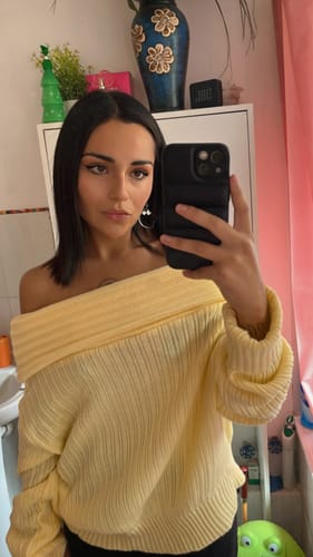 Customer photo review of SWEATER LINA AMARILLO