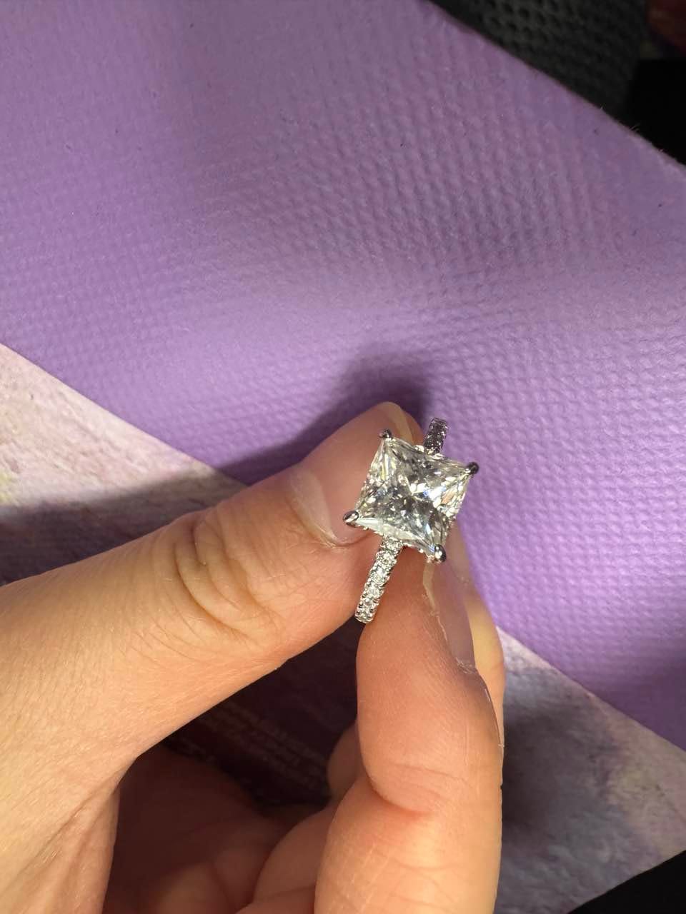 Customer photo review of Rodiffy Moissanite 2.0 Ct ～3.0 Ct Square Princess Cut Bridal Ring