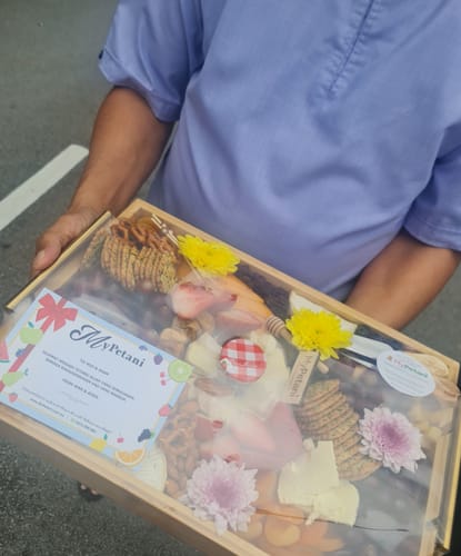 Customer photo review of Glenmarie 7-Types Cheese Lovers Grazing Platter (with Solid Wooden Tray) Malaysia Available in KL & Selangor only