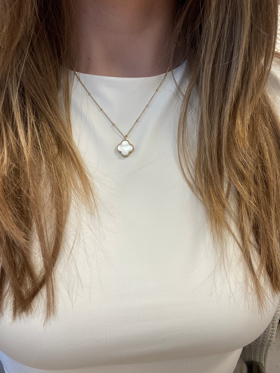 Customer photo review of Perlmutt Lucky Leaf Kette 14K Vergoldet