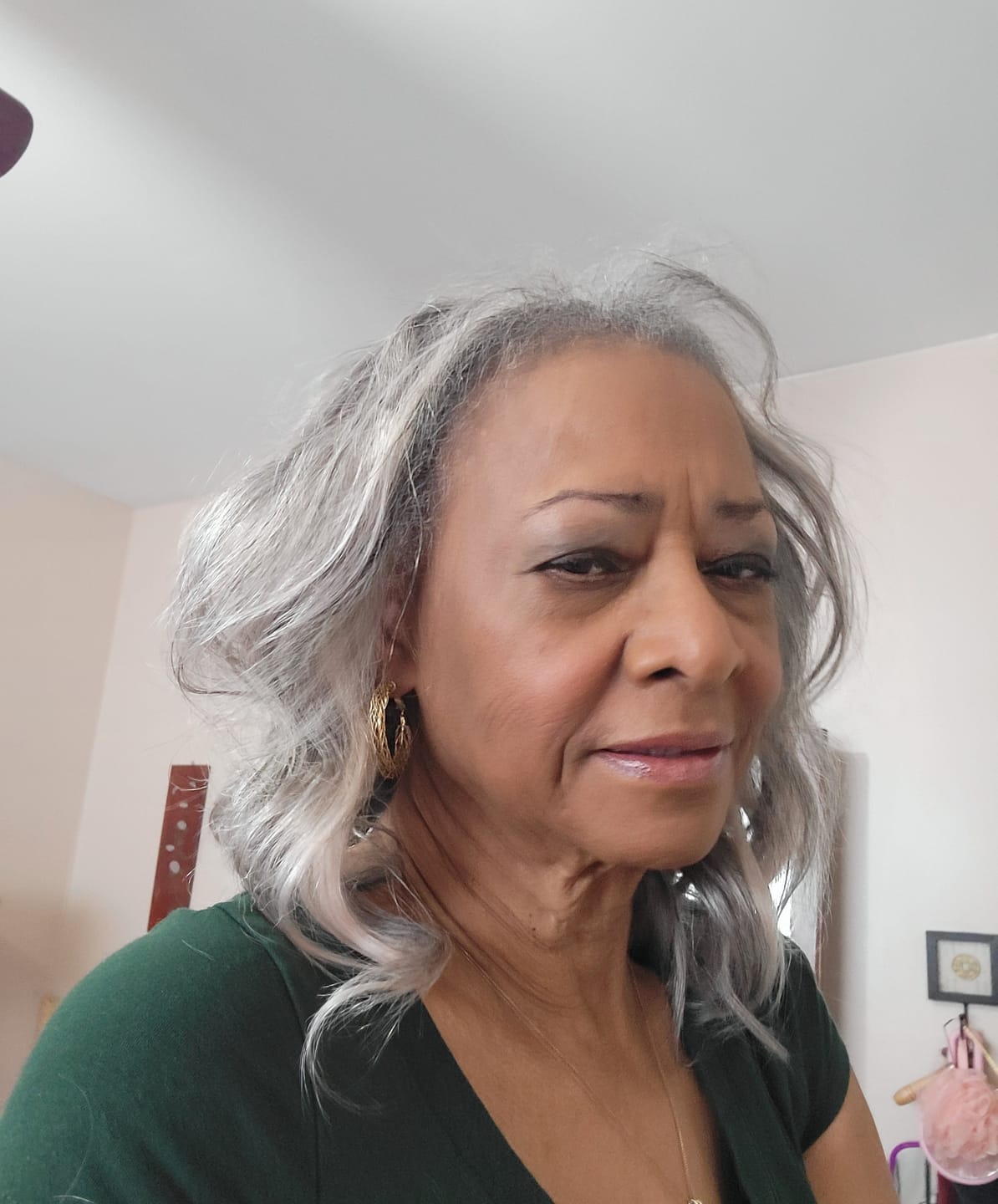 Customer photo review of Luvwin 5x5 Closure Salt & Pepper Loose Wave Glueless Bob Wig