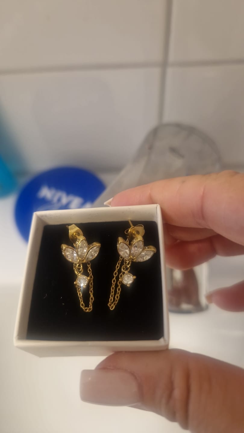 Customer photo review of Limitless Sky Lotus Ohrstecker 14K Vergoldet