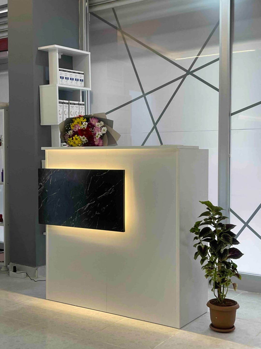 Customer photo review of Rani MA102 Karşılama Bankosu Led Işıklı Çekmeceli Banko Beyaz - Antrasit