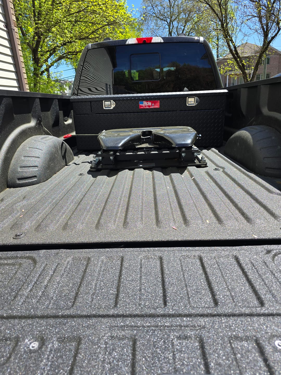 Customer photo review of T10 Fifth Wheel Hitch 36k for Chassis, Pickup, Flatbed Trucks, Ford F Series, Dodge Ram, GMC, Chevrolet, Top Plate and Pedestals