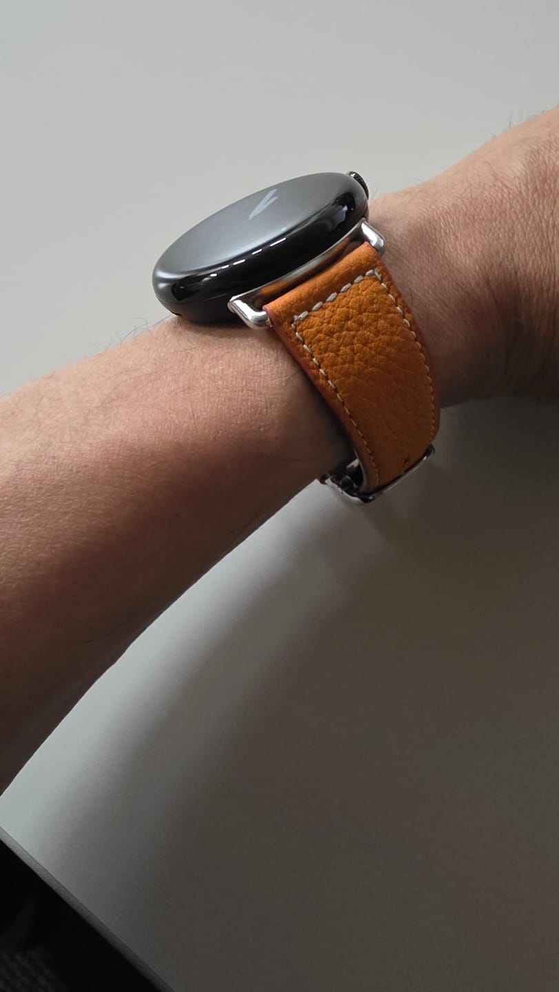 Customer photo review of 45mm 用 Google Pixel Watch用レザーバンド  / シルバーメタル