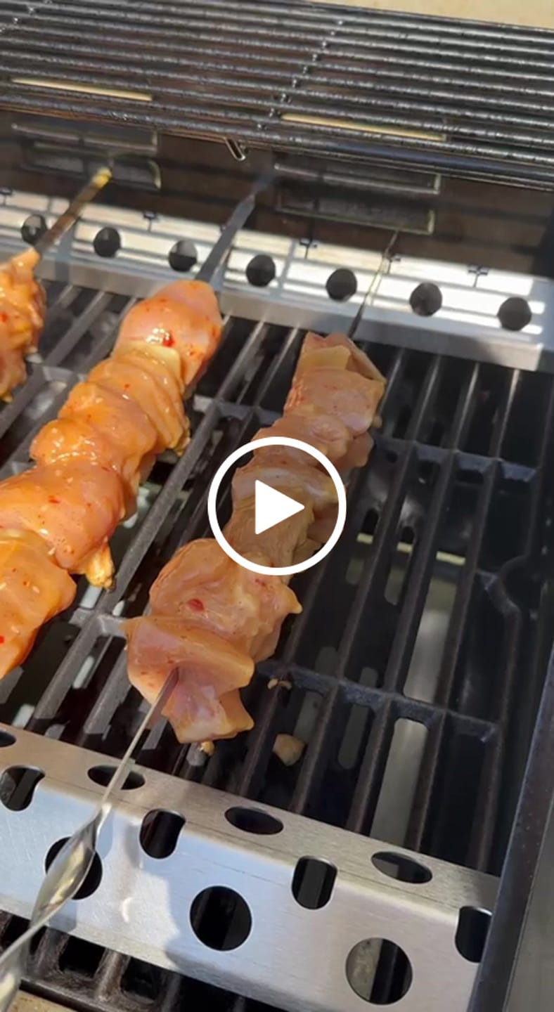 Customer video review of Schaschlik Spießaufsatz für Gasgrill – für 10 Spieße | Aganjok