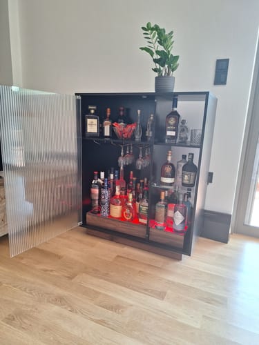 Customer photo review of Ντουλάπι Μπαρ Κάβα με Φωτισμό Μπουφές με LED Ρυθμιζόμενα Μπαράκι με θήκη για ποτήρια Γυάλινη πόρτα BB-K361B21