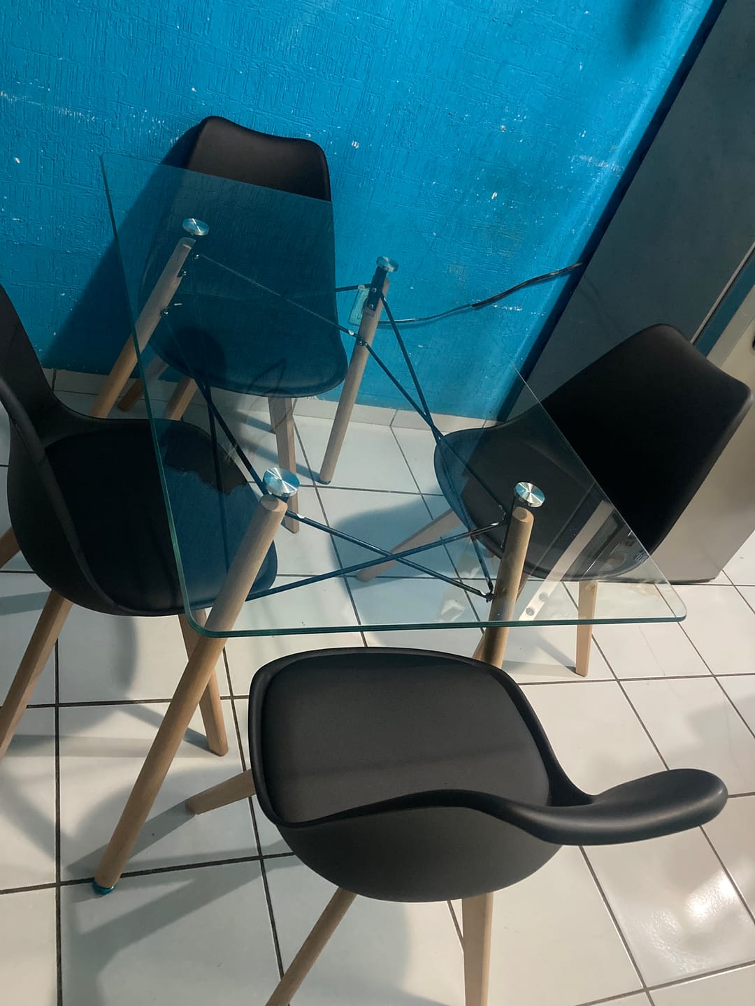 Customer photo review of Comedor Mesa Oslo Cristal T5  + 4 Sillas Frankfurt