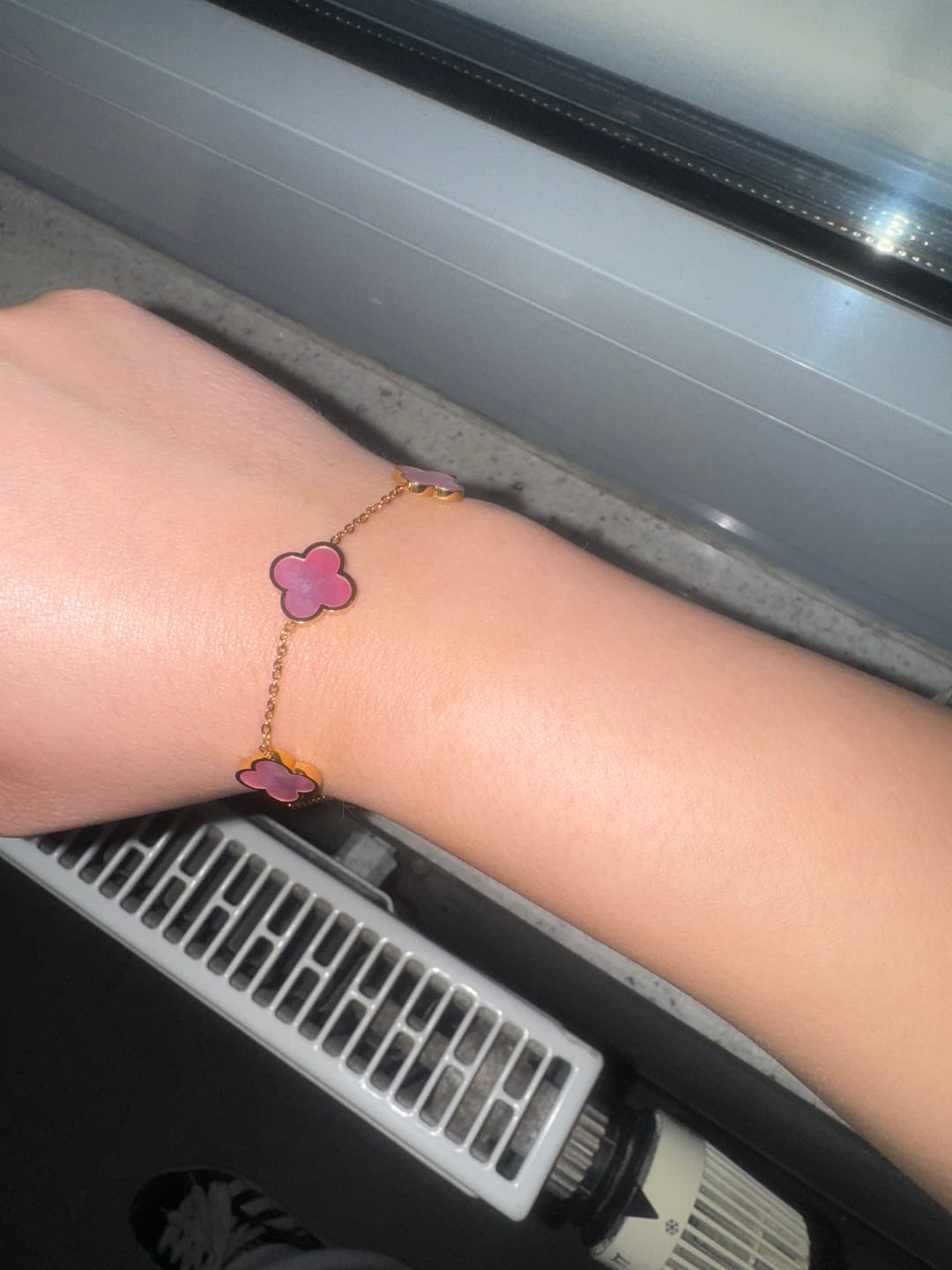Customer photo review of Rosa Perlmutt Clover Armband | 18K vergoldet