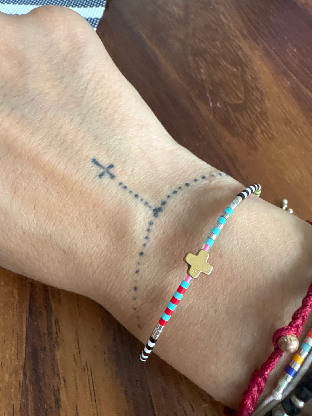 Customer photo review of Pulsera Chaquiras Colores Con Cruz