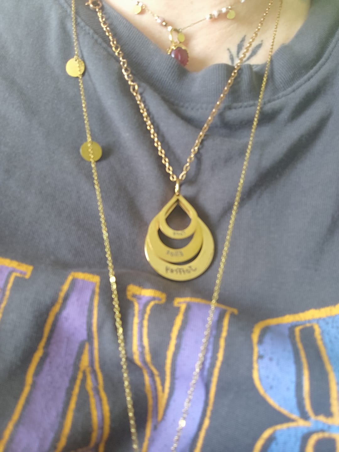 Customer photo review of Collier Personnalisé Multi-Noms Goutte