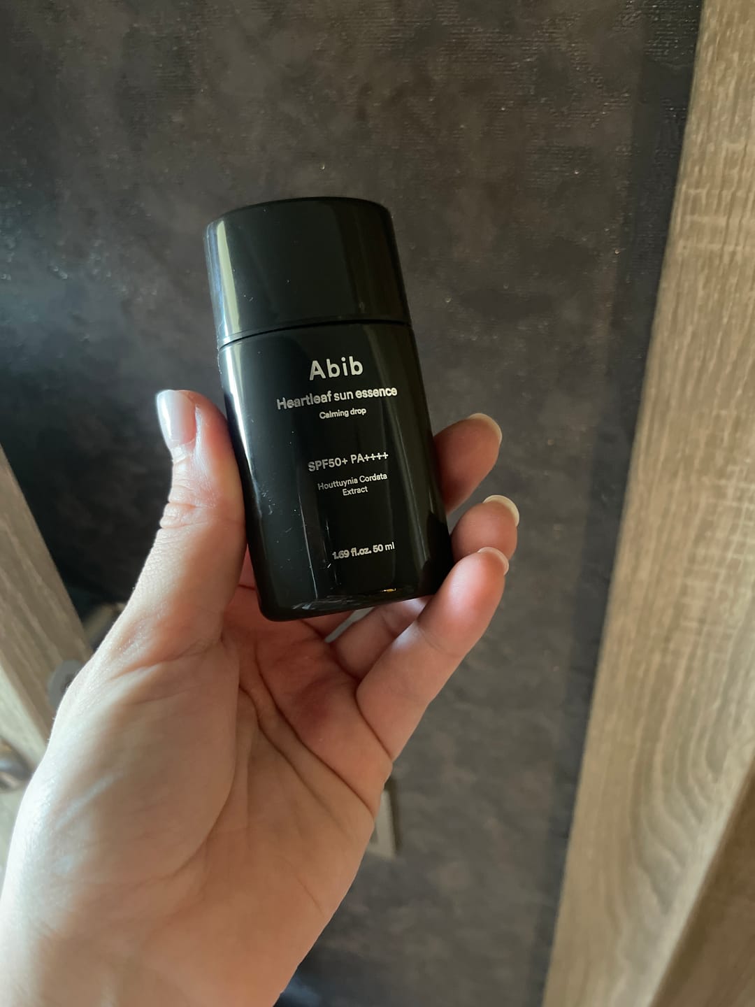 Customer photo review of Nomierinoša saules aizsargesence Abib Heartleaf Sun Essence Calming Drop