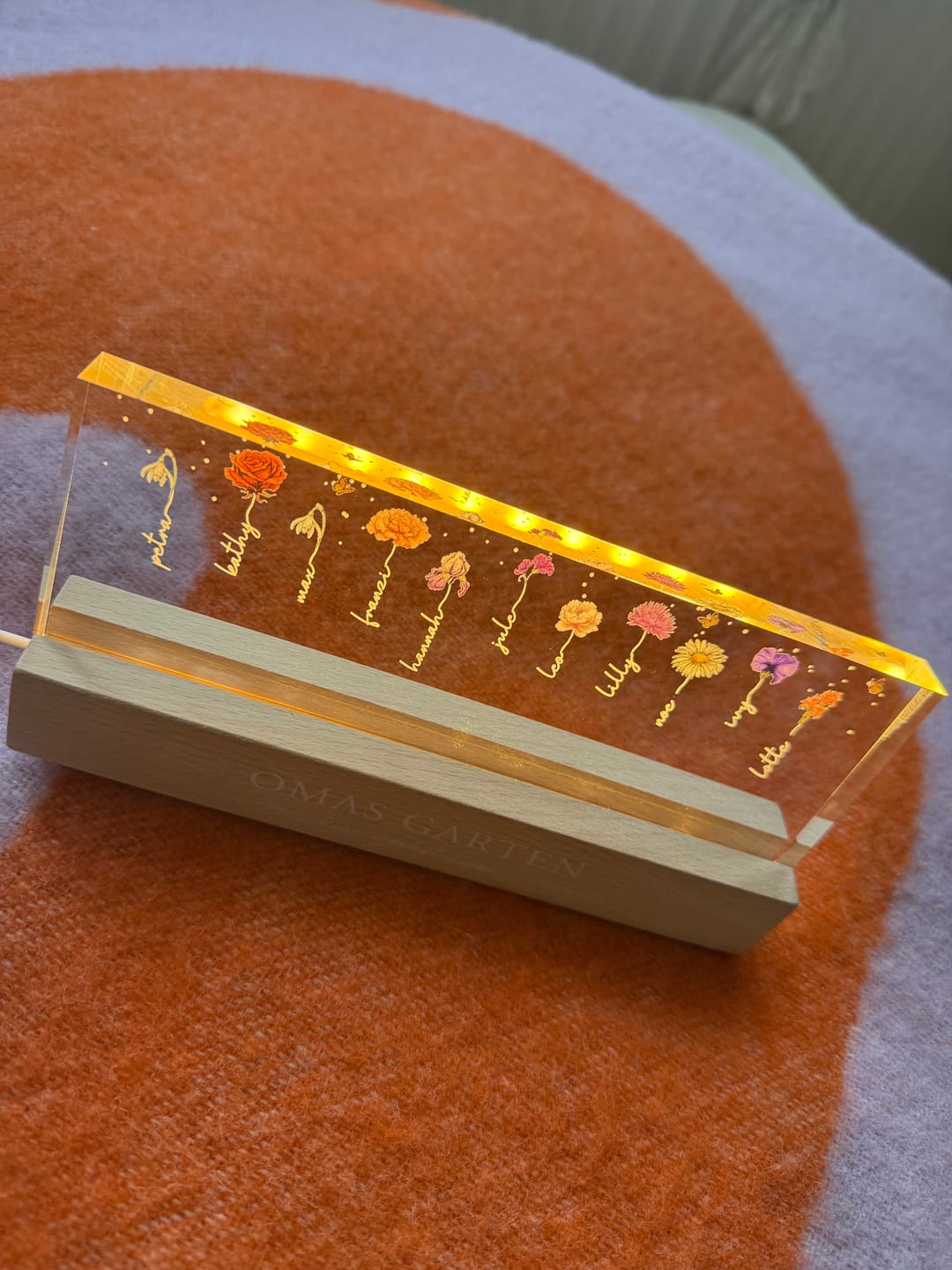Customer photo review of Omas Garten - Personaliserter LED Aufsteller mit Blumen und Namen