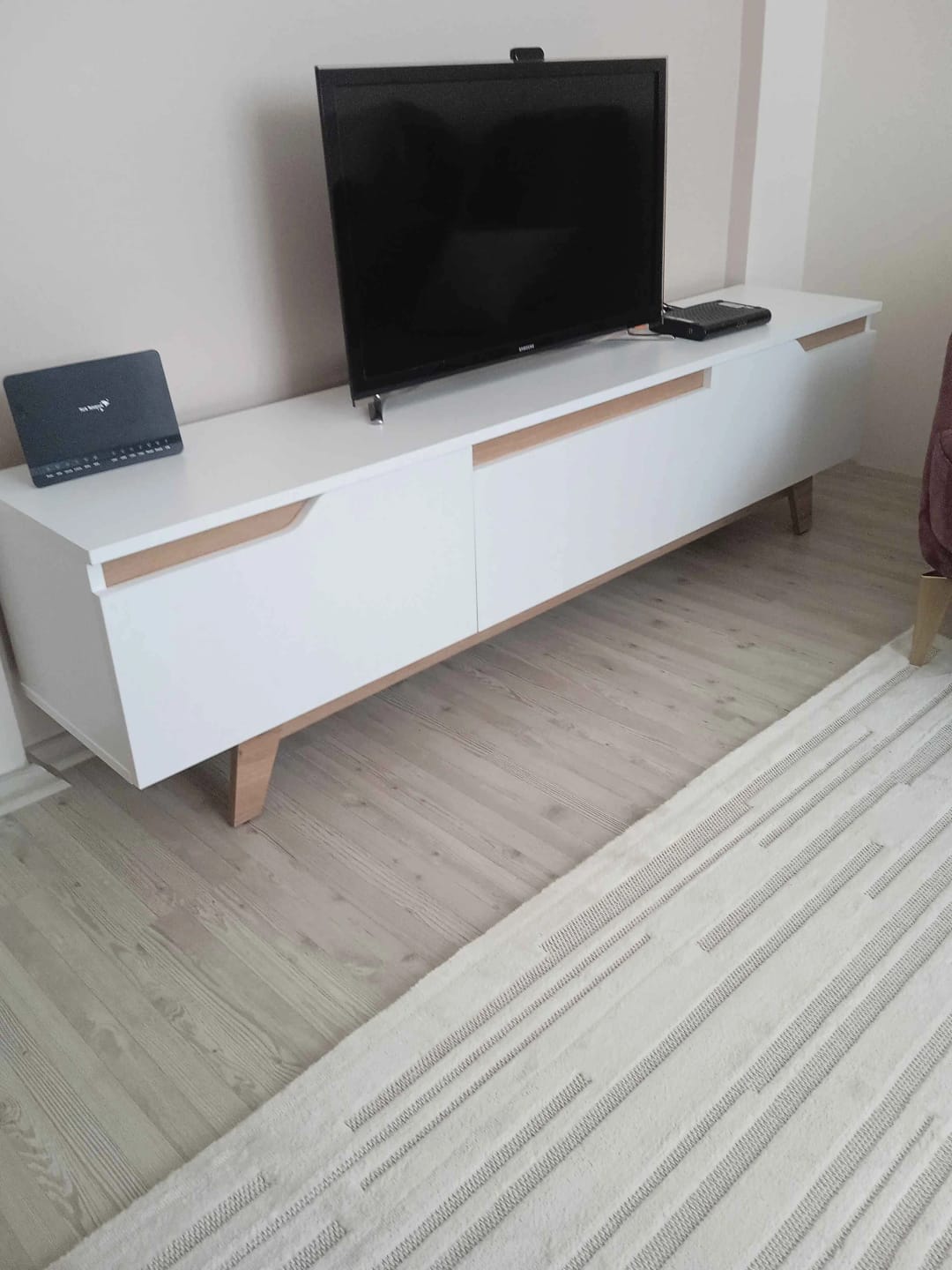 Customer photo review of Rani D1 Tv Ünitesi Modern Ayaklı Tv Sehpası 180 cm  Beyaz - Sepet Ceviz