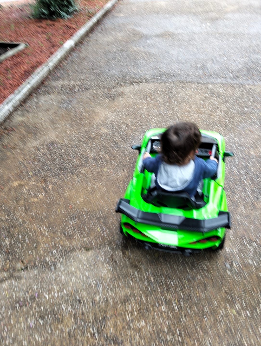 Customer photo review of Carro Elétrico para Criança Sian Style Verde 12v c/ RODAS DE BORRACHA & ASSENTO EM PELE