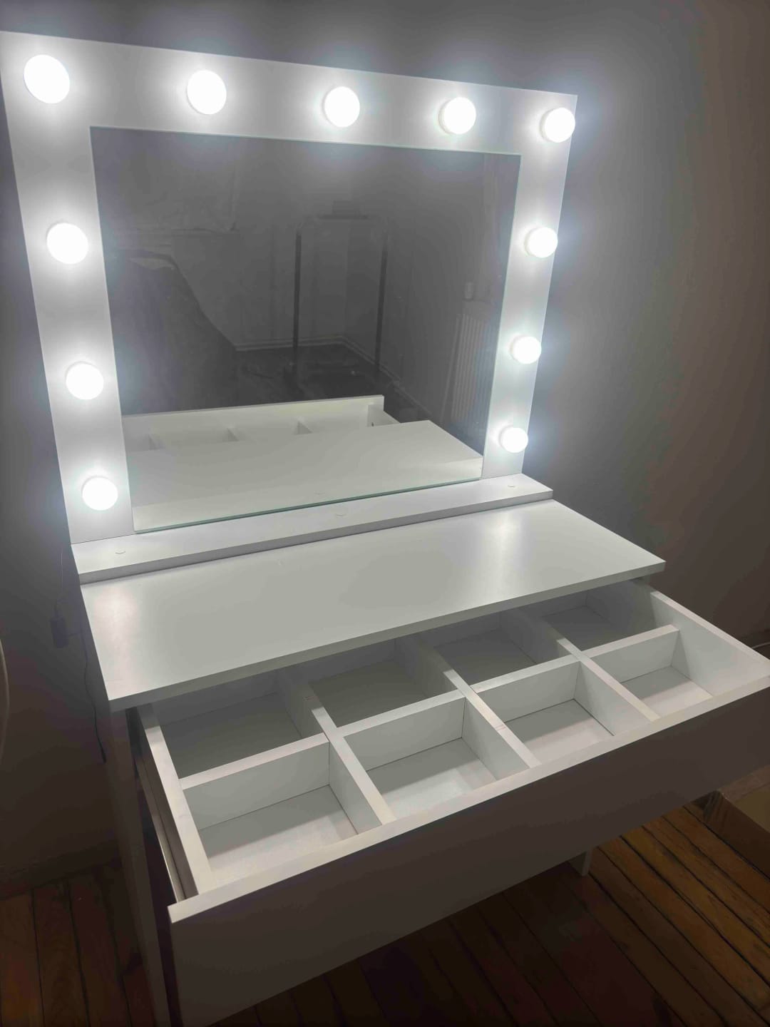 Customer photo review of Rani BJ120 Hollywood Işıklı Aynalı Kulis Makyaj Masası Takı Düzenleyici Beyaz