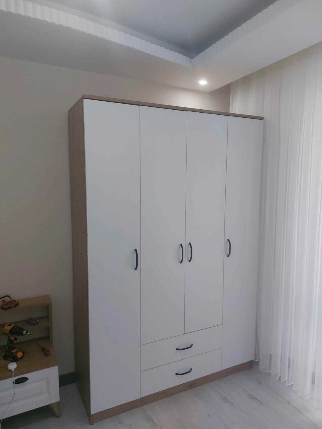 Customer photo review of Rani BA112 Geniş Gardırop Elbise Dolabı 4 Kapaklı 2 Çekmeceli 13 Raflı 1 Askılı Sepet Ceviz - Beyaz