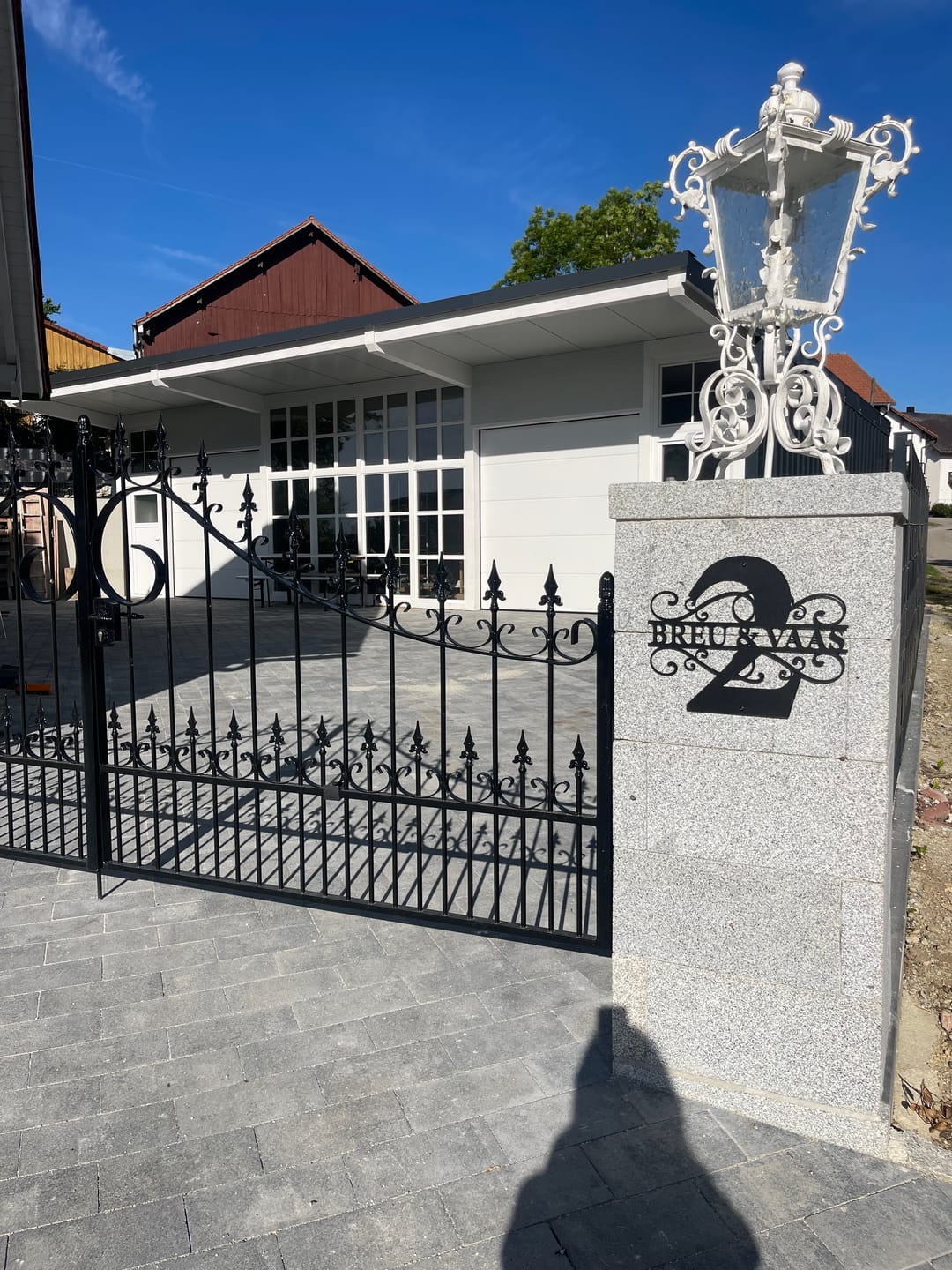 Customer photo review of Hausnummer-Türschild Ornamental Style mit Familiennamen (personalisierbar)