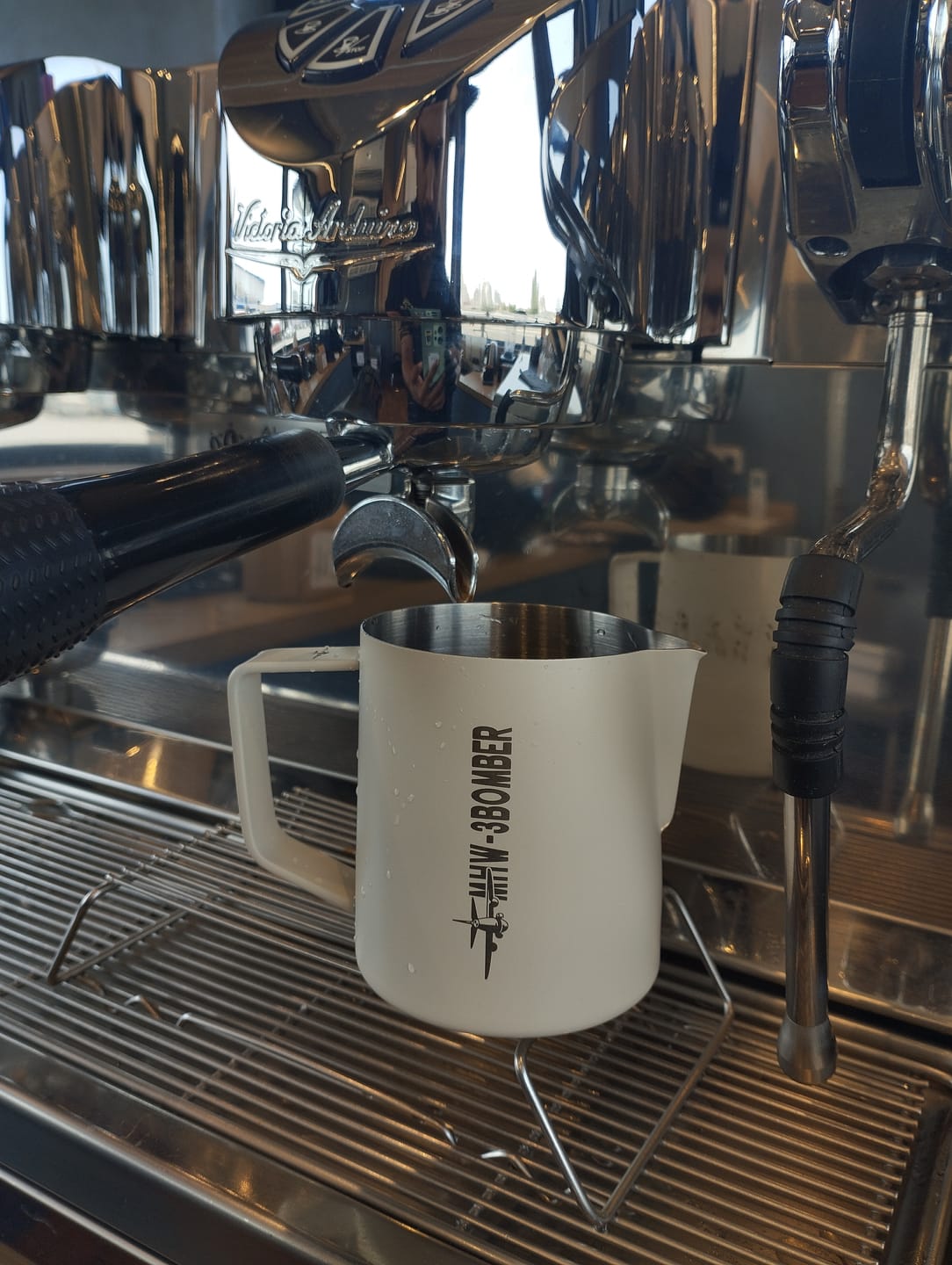 Customer photo review of MHW-3BOMBER Latte Art Pitcher 5.0 White