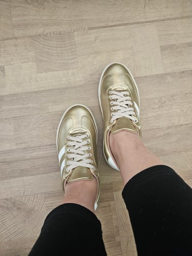 Customer photo review of Tênis Feminino Dourado Metalizado