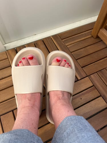 Customer photo review of HappyFlops