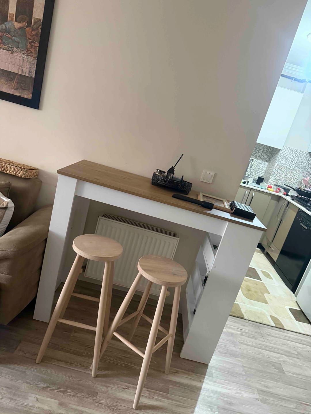 Customer photo review of Rani JA103 Bar Masası 3 Raflı Yüksek Mutfak Yemek Masası Sepet Ceviz - Beyaz