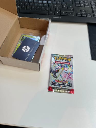 Customer photo review of Pokémon Boosterpack Karmesin & Purpur - Prismatische Entwicklungen