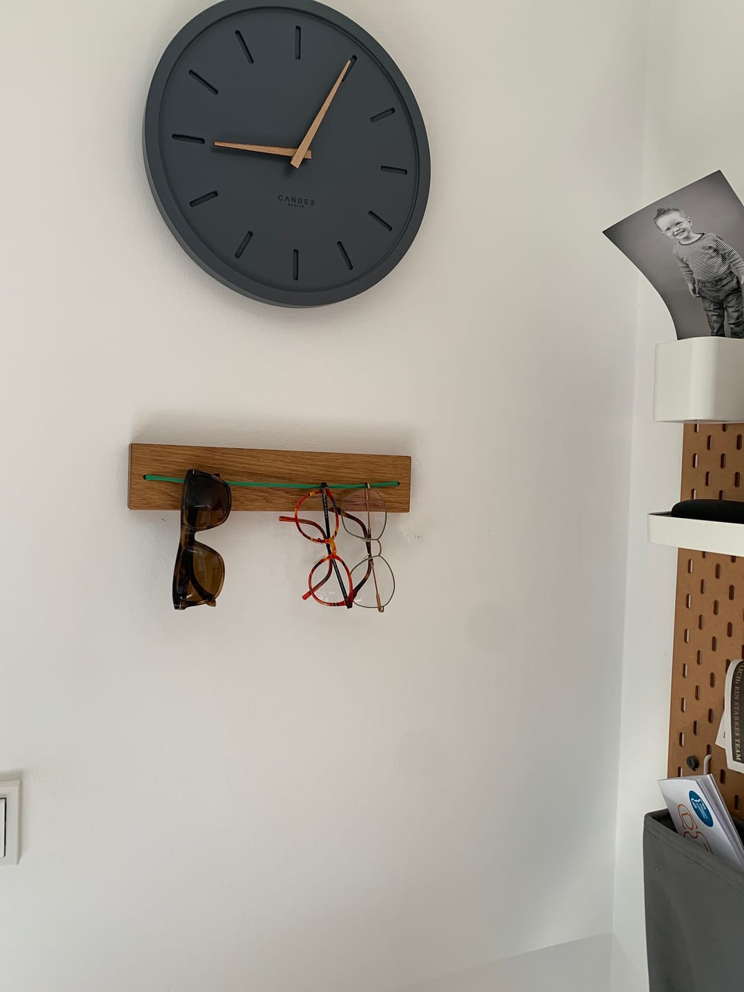 Customer photo review of Brillenhalter SPECULA aus Holz