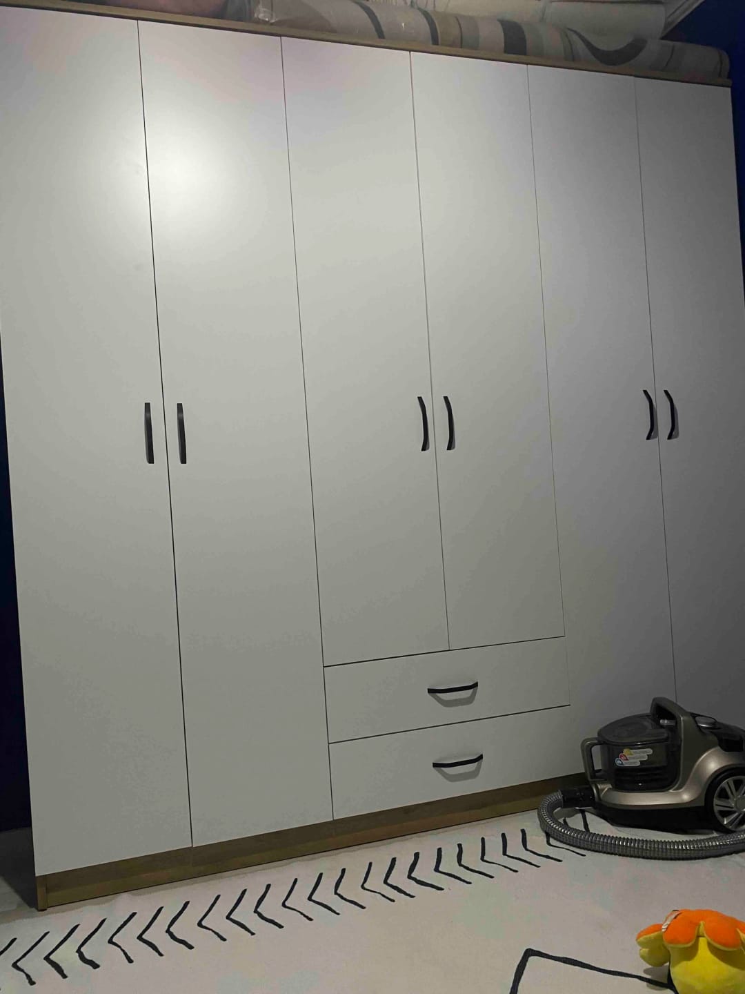 Customer photo review of Rani BA111 Geniş Gardırop Elbise Dolabı 6 Kapaklı 2 Çekmeceli 5 Raflı 3 Askılı Sepet Ceviz - Beyaz