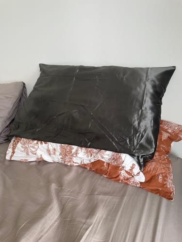 Customer photo review of Grey Silk Pillowcase - Queen Size - Zip Closure