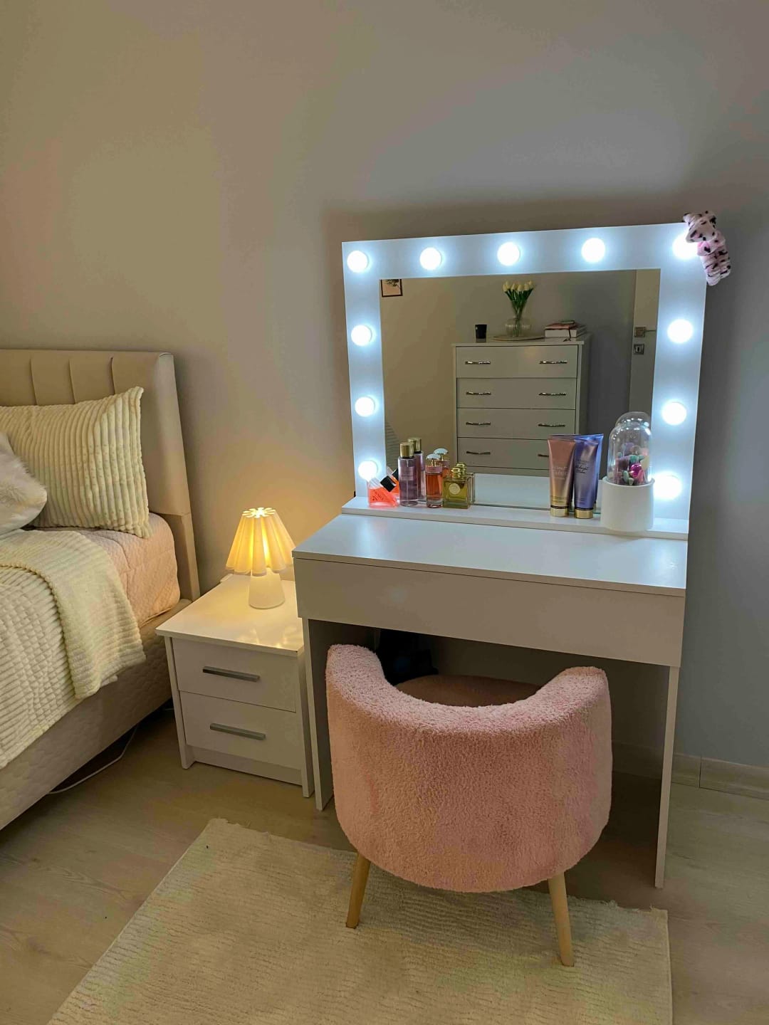 Customer photo review of Rani BJ120 Hollywood Işıklı Aynalı Kulis Makyaj Masası Takı Düzenleyici Beyaz