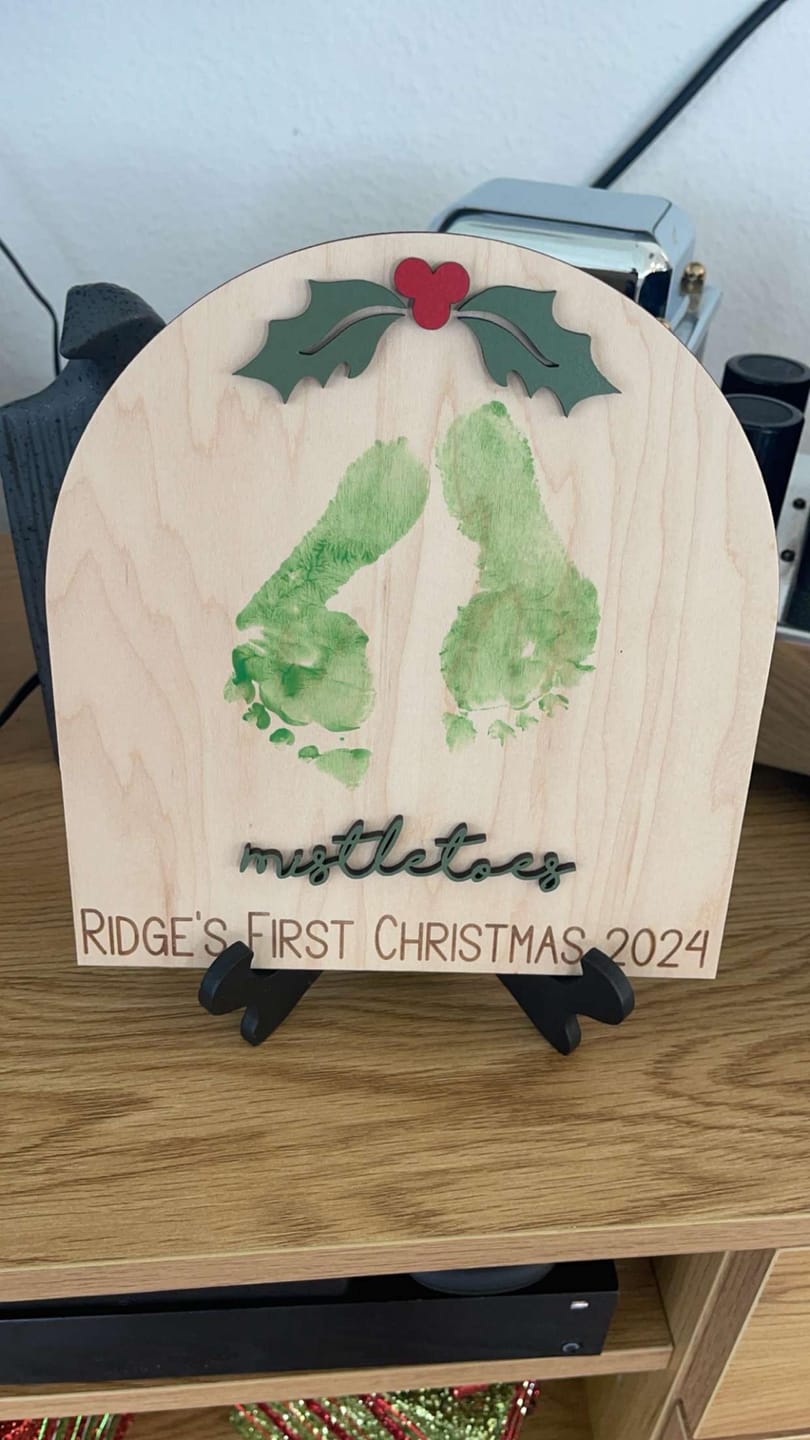 Customer photo review of Baby's First Christmas Mistletoe Footprint Craft