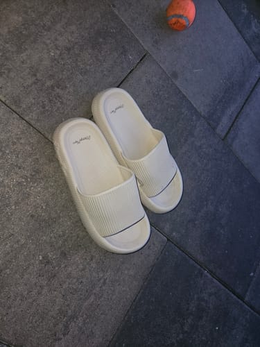 Customer photo review of HappyFlops