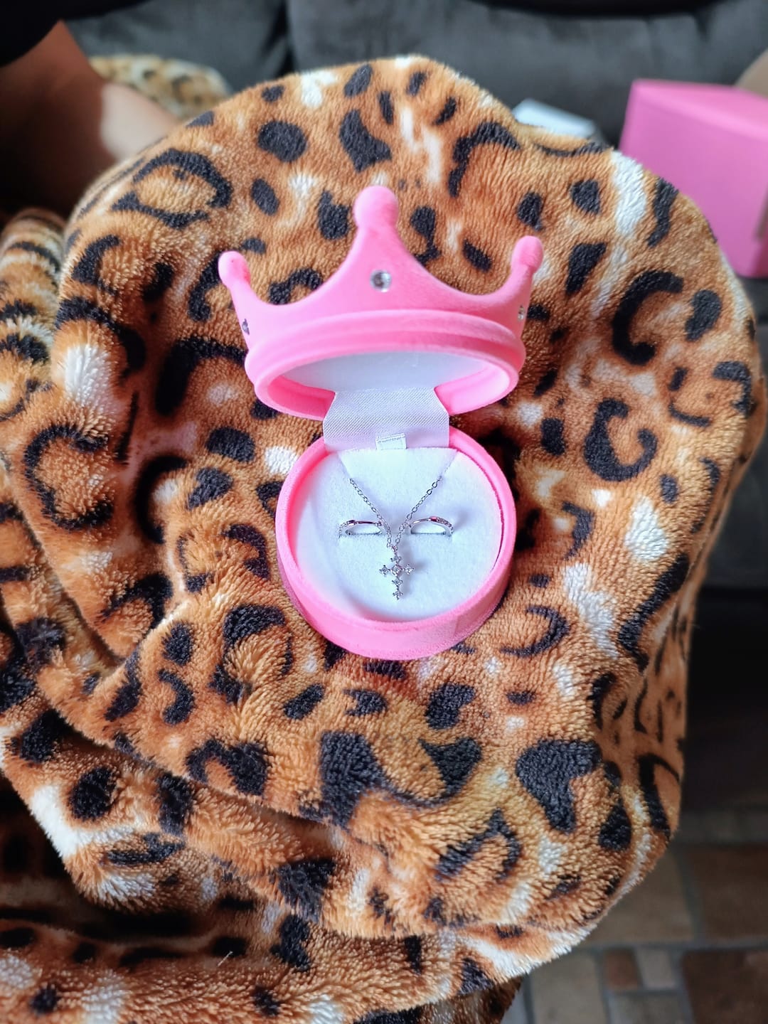 Customer photo review of Cajita de Regalo para Anillo, Collar o Aretes Chicos Corona Pink