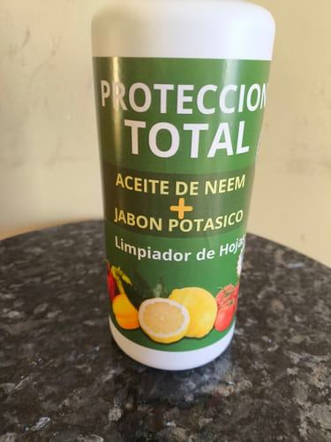Customer photo review of FERTIBONO PROTECCION TOTAL Jabón Potásico y Aceite de Neem – Cuidado Natural 100% para Plantas | 1L | Fortalece, Limpia y Equilibra | Ideal para Huertos y Jardines Ecológicos