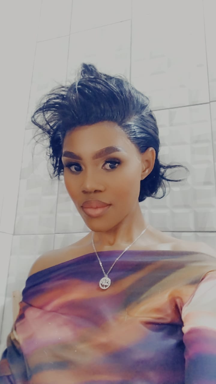 Customer photo review of Brazilian 13x4 Lace Frontal Wig Pixie Cut Col