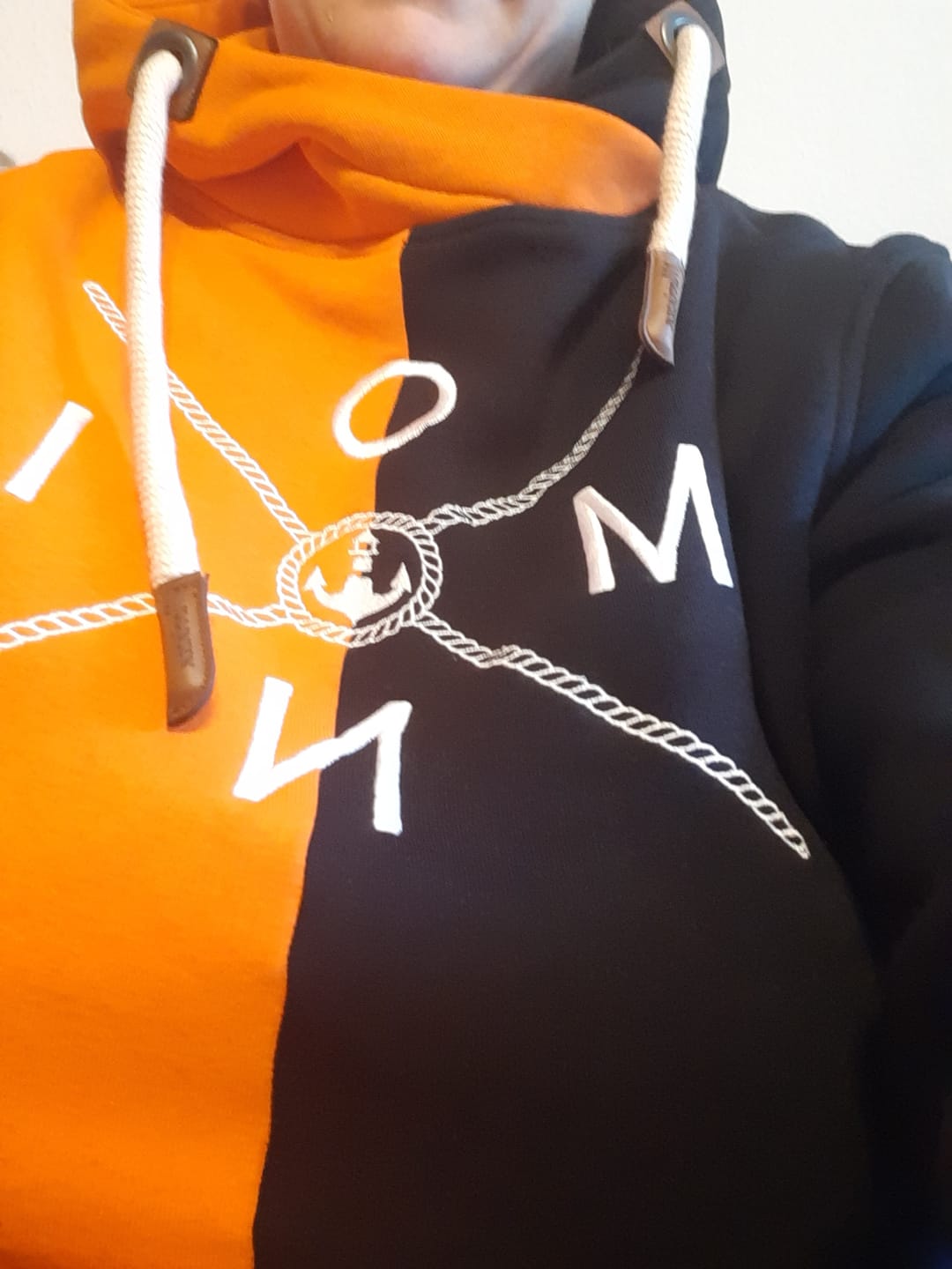 Customer photo review of Moin X Schwarz/Orange (Stick) · Unisex Bio Schalkragen Hoodie