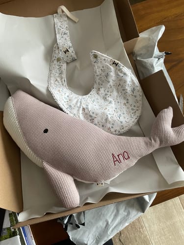 Customer photo review of Pack Regalo welcome baby: Peluche ballena Susi personalizada + babero + chupetero